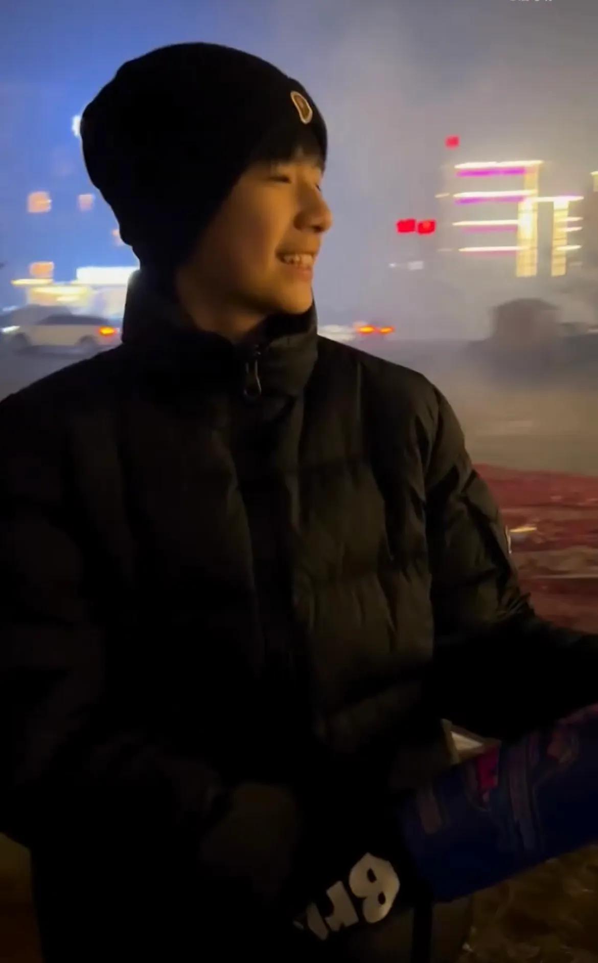 潘粤明|董洁潘粤明罕见互动为儿子庆生,14岁顶顶放烟花好开心,阳光帅气