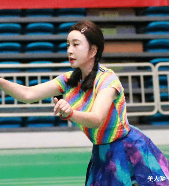 刘晓庆|69岁刘晓庆皮肤光滑无皱纹，穿短裙青春逼人，凹凸身材真有“料”