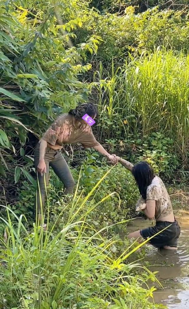 男神|中年女子为了追求悬殊较大的爱情,苦学钓鱼,钓不到鱼直接下河抓