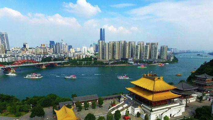 三亚|中国一座沿海城市，游客人数迅速增长，吸引无数人前来观光度假