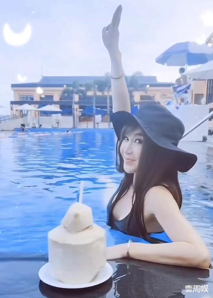 温碧霞|55岁温碧霞太执着,披头散发戴着帽子游泳,网友:不敢扎起头发!