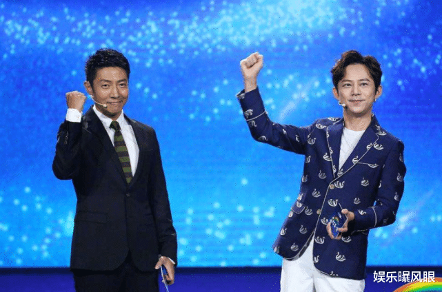 撒贝宁|撒贝宁一家四口被偶遇，宠爱女儿全程抱着走，保姆牵儿子更像家人