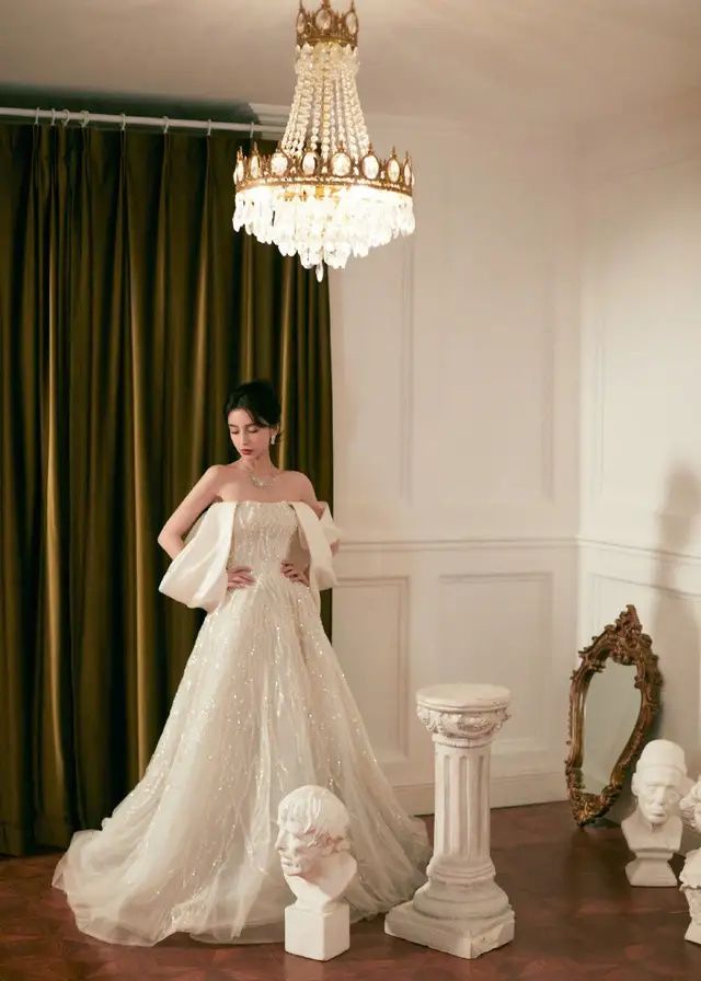 Angelababy|Baby离婚后上春晚！抹胸礼服显贵气，受众多金主追捧，或能嫁豪门