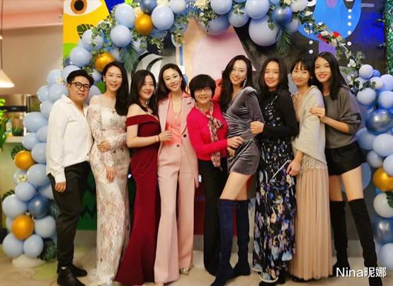 张梓琳|张梓琳这身材太有优势！穿长裙配6万开衫看秀，头小身长合影没对手