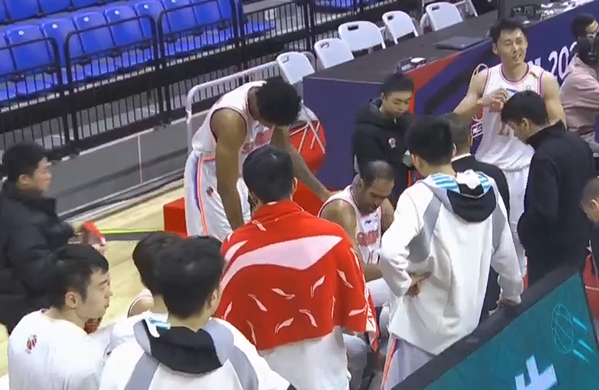 新疆男籃|韓碩狂飆31分！四川戰(zhàn)勝新疆，韓碩三分殺死比賽，哈達(dá)迪寶刀未老
