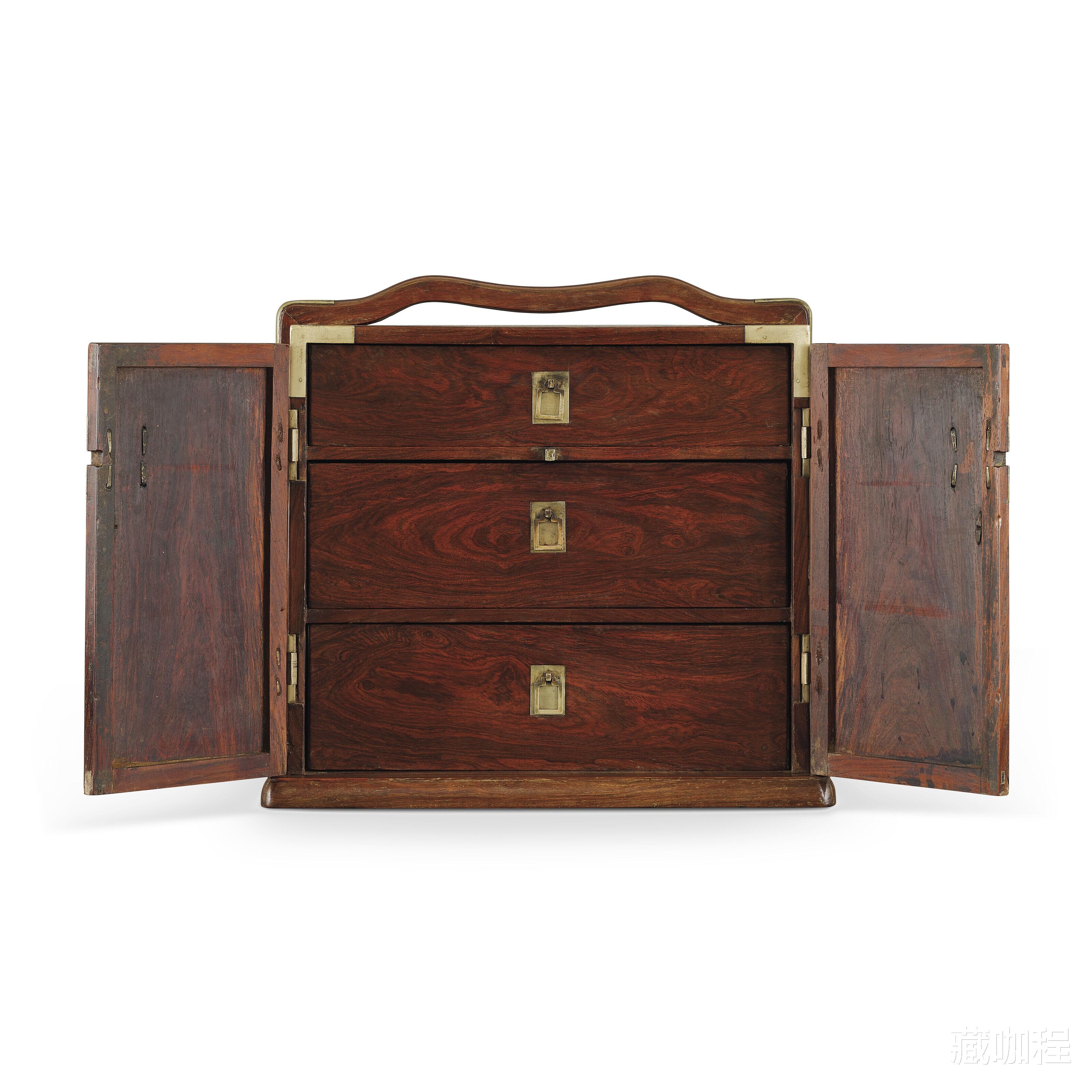 |门扇独板、侧帮两拼,黄花梨扛箱内设三具抽屉