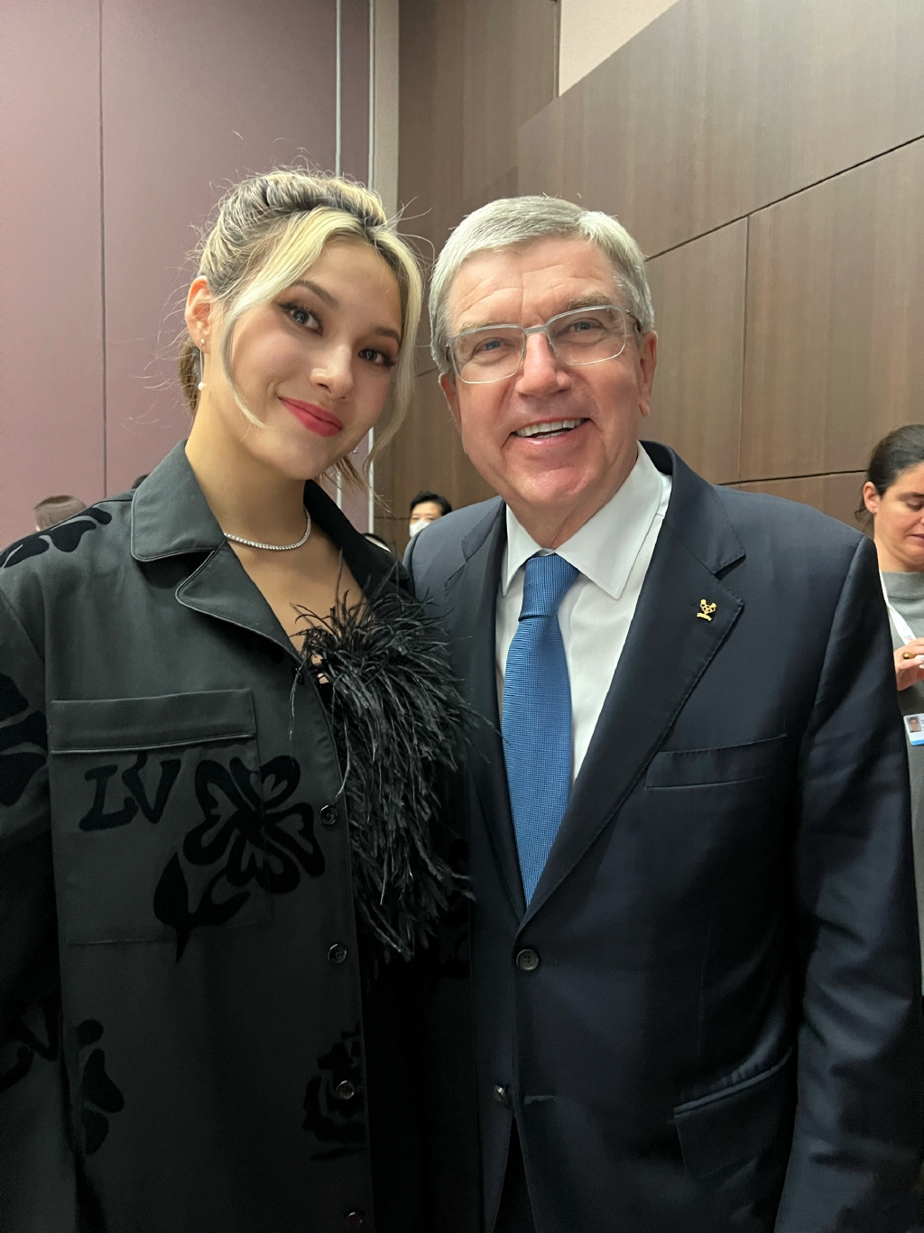 霍震霆|谷爱凌与郭晶晶公公罕见同框，霍震霆白发苍苍显苍老，两人合照也没拍好