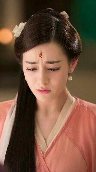 杨幂|杨幂旗下艺人曾演过周芷若她走红毯的礼服不如热巴直播衣服隆重