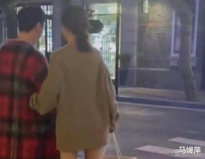 王思聪|王思聪与慎婕牵手逛街亲密十足 女方疑似承认恋情