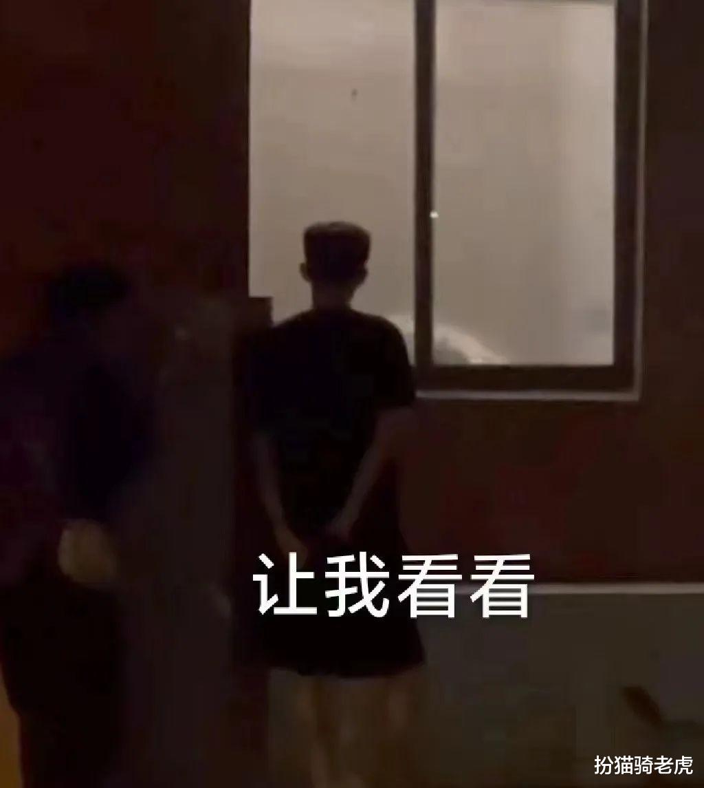 大学生在女厕所深度亲热,被全校围观,男生发现后,跳窗撤退!