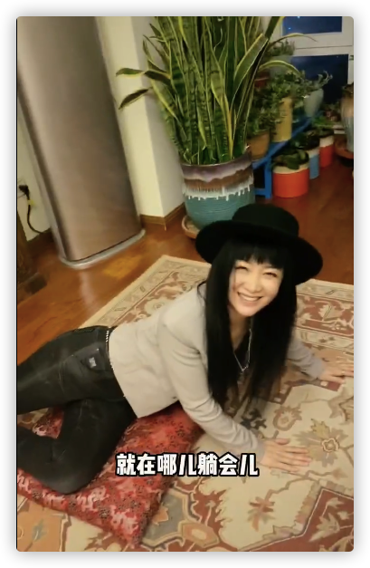 斯琴格日乐|斯琴格日乐又惹争议，披头散发摇头晃脑卖萌，被指似受刺激太吓人