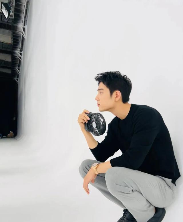 肖战|肖战夜间发布全新自拍,热度爆棚,仅用一小时突破两百万点赞!