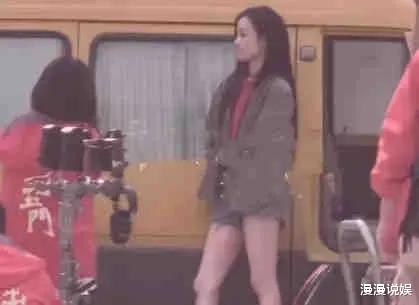 倪妮|倪妮新剧路透造型火辣，大长腿太真实，网友大赞气质太符合剧本