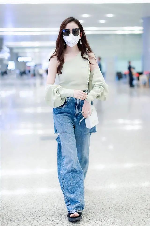 张天爱|张天爱身材好就是敢穿,上衣像碎布拼接出来的,这才是真正的少女感