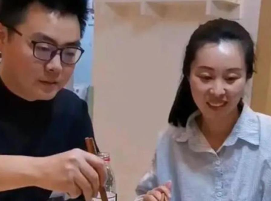 孙艺珍|基因强大！田静晒全家外出爬山画面，奇奇与姚威走路姿势一模一样