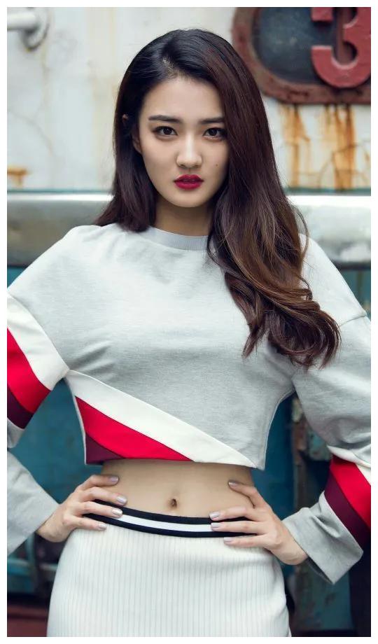 徐璐|28岁徐璐昔日穿比基尼在海边游玩，性感又清纯，娱乐圈的一股清流