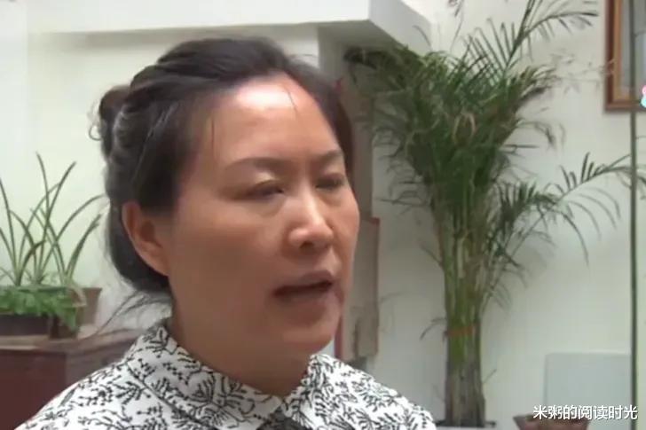7旬母逼女卖房,拿30万帮儿子还债后,却不罢休:女儿再好也是草