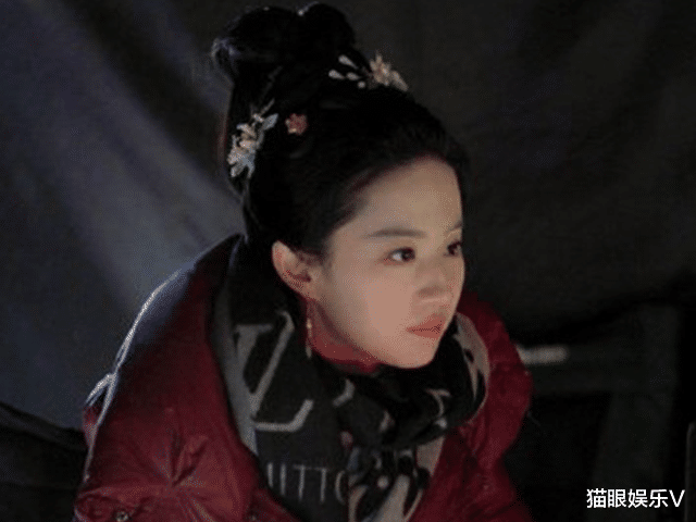 刘亦菲|一件羽绒服穿十年时尚不减，刘亦菲亲自展示什么叫：时尚度靠脸