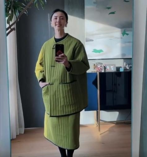 颜丹晨|黄磊依然缺席家庭聚会,孙莉带儿女出门滑冰,黄多多负责跟拍