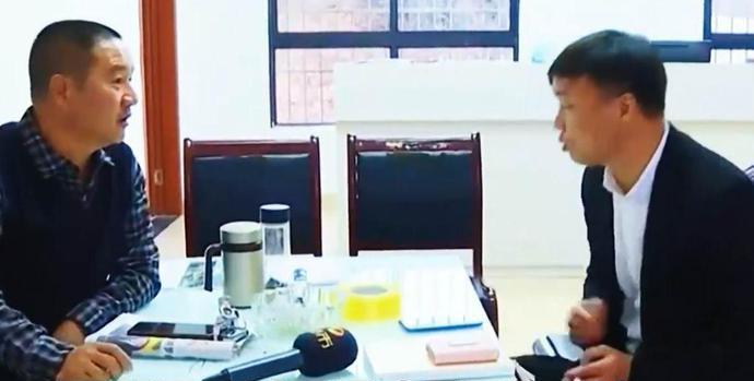 44岁男人爱上32岁陪酒女，净身出户后被对方抛弃：她技术确实无敌