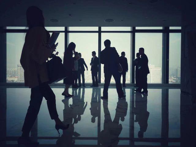 万科|中海万科龙湖对人才回流的态度,反差也太大了,有什么启示?