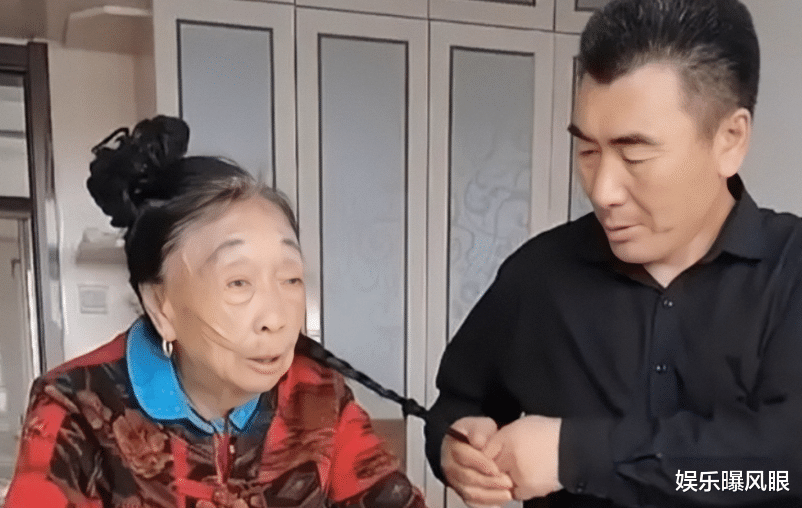 胡先煦|老来得子？李玉成“新欢”小腹隆起疑似怀孕，腿上纹身引争议