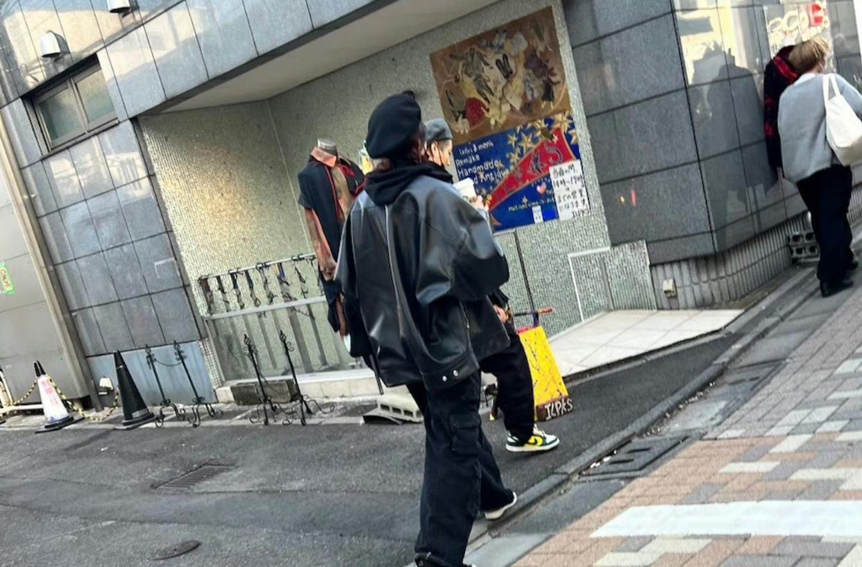 鹿晗|鹿晗关晓彤定居日本?穿情侣装散步太幸福,女方戴钻戒疑好事将近