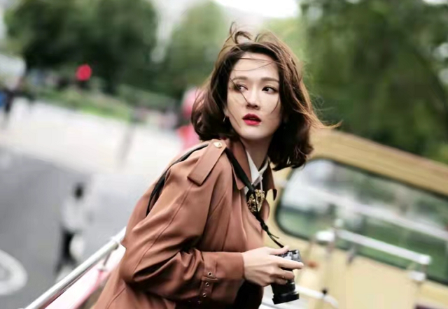 陈乔恩|43岁陈乔恩北京坐地铁出行，肚子大得撑衣服孕味足