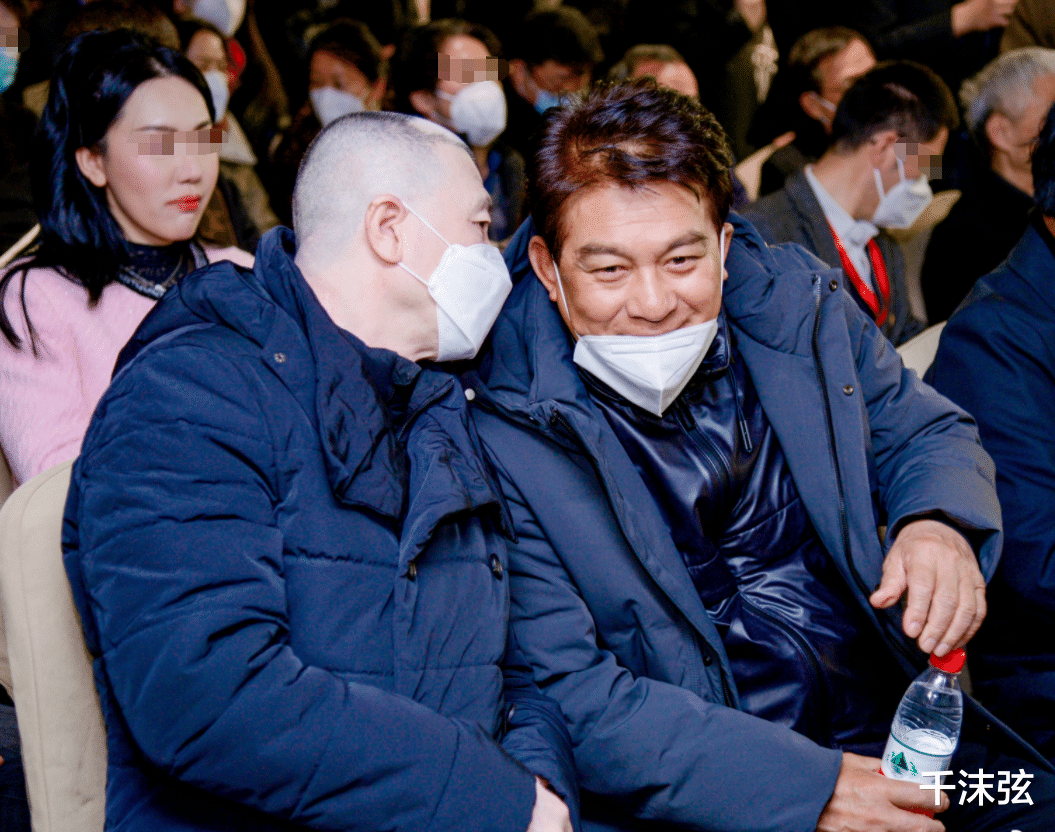 冯小刚|冯小刚移民风波后首露面!剃光头和朱时茂闲聊,与妻子移民已获批