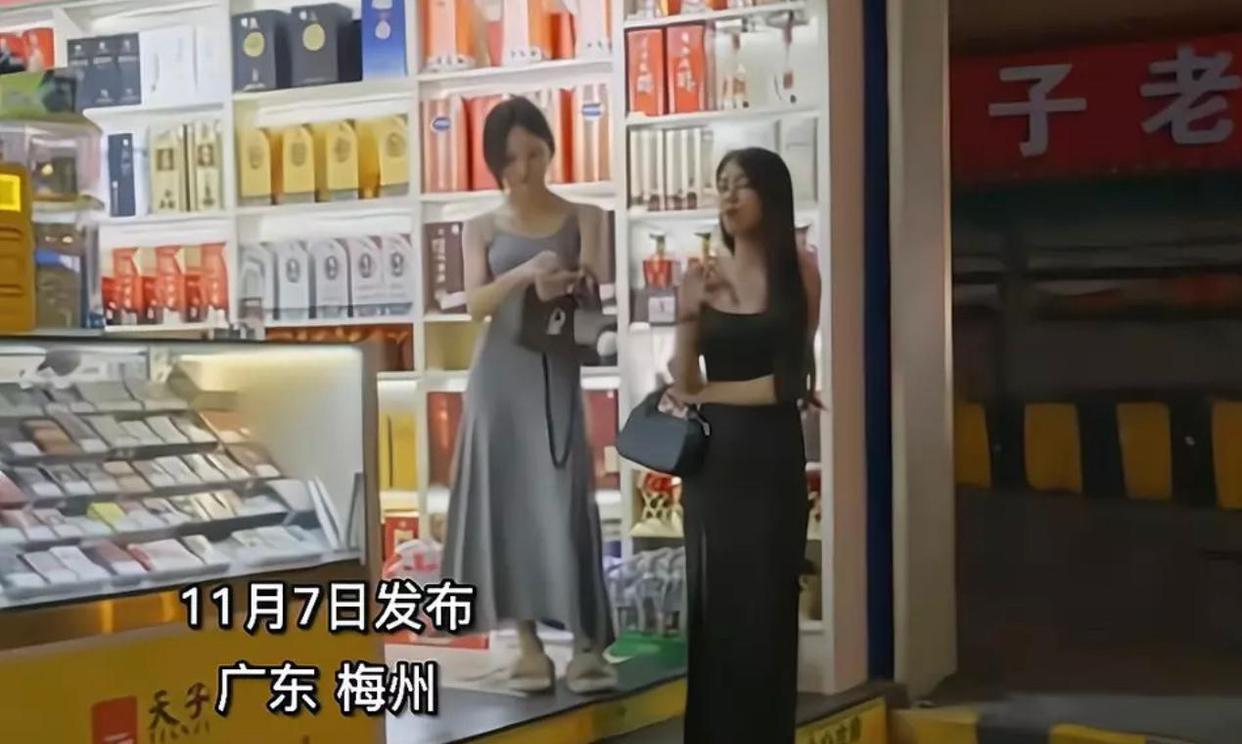 广东梅州,一年轻女子买烟时,一包28元的烟,老板却坚持要价60元
