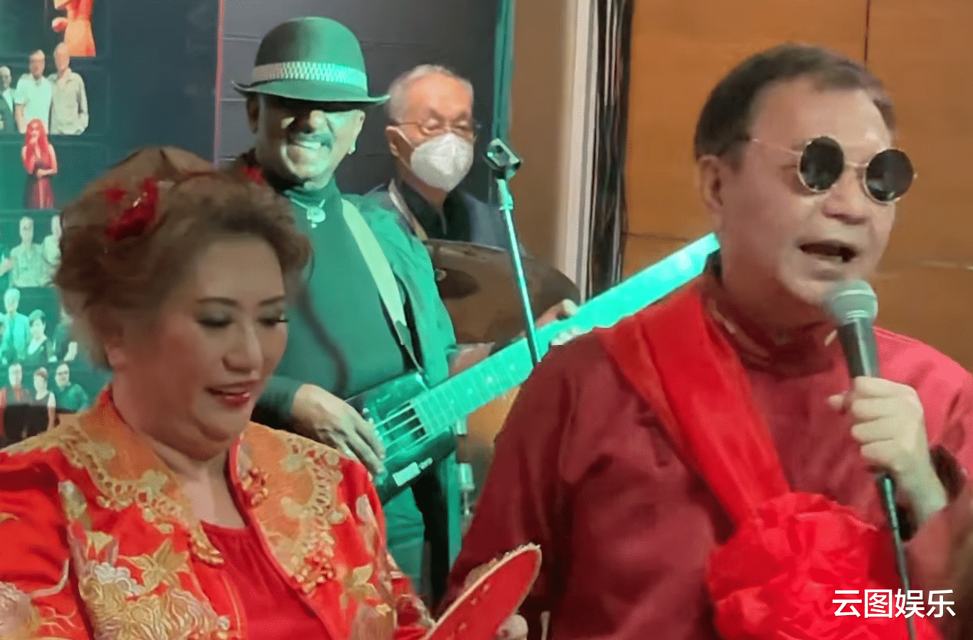 |知名港星结婚41周年，携妻穿中式礼服庆祝，掀红盖头深情表白妻子