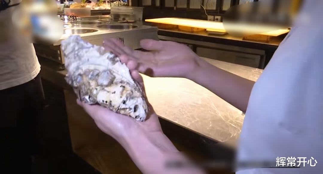 男子餐厅吃生蚝吃出一泡泥巴,店铺免单后男子变卦,隔天要求退一赔十!
