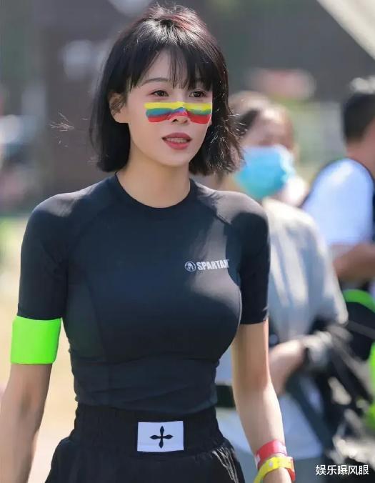 张蓝心|演员张蓝心参加斯巴达勇士赛,顶着烈日跑步爬泥坑,身材好惊艳