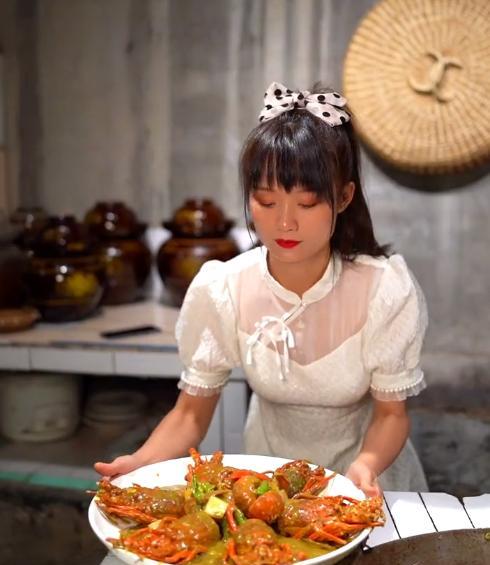 |网红严素给丈夫做龙虾，被扒为拍视频选择复合，本人回应略显无奈