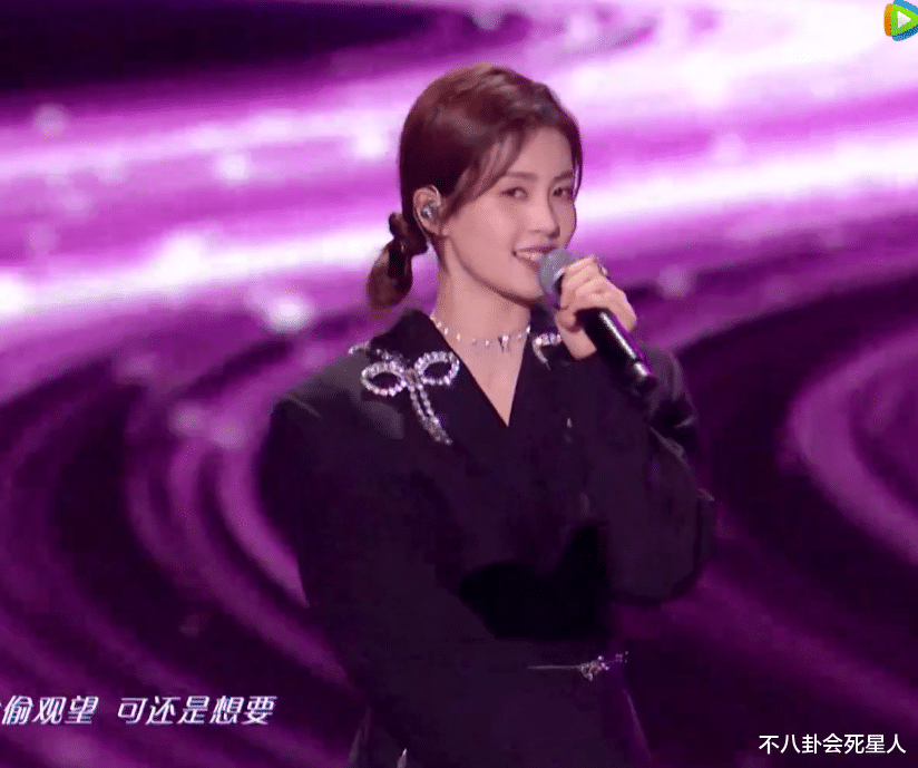 跨年 ?26位女星跨年争艳大戏:杨幂穿貂,杨紫撩开刘海,一个比一个有招