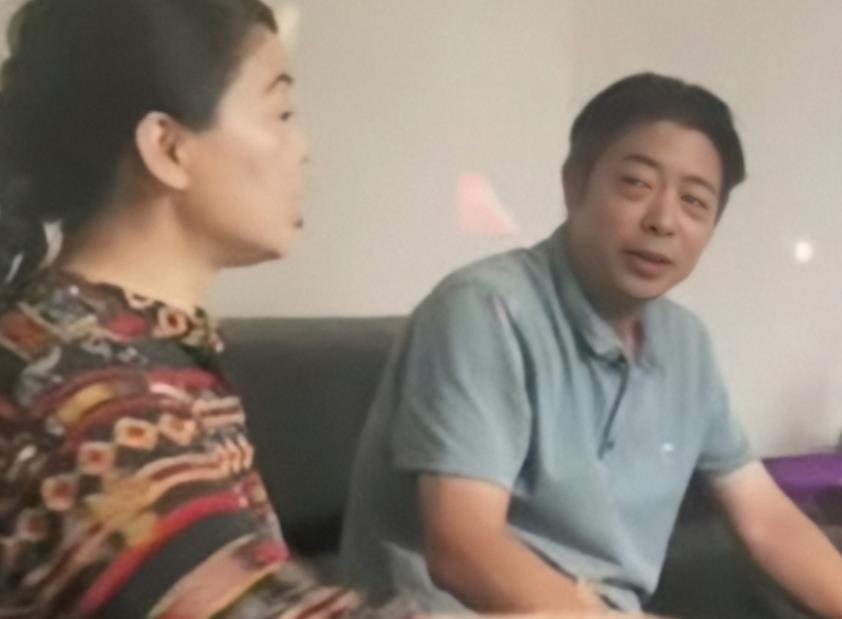 杜粉晒杜新枝近况，办事大厅趴窗口显憔悴，称不要再质疑她不作为