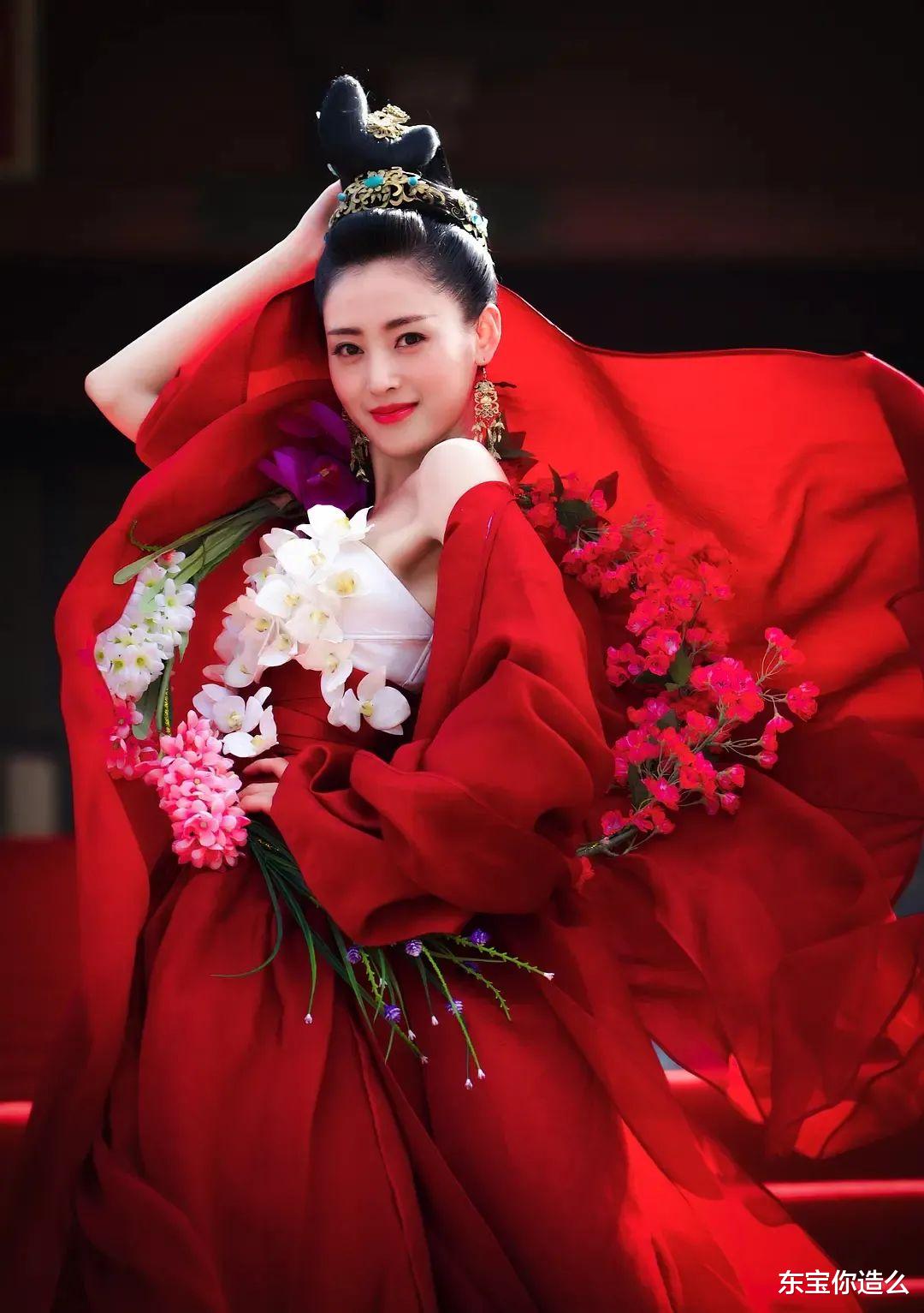 迪丽热巴|杨幂美刘亦菲媚，迪丽热巴惊艳，盘点穿红衣的14位女星谁拿第一