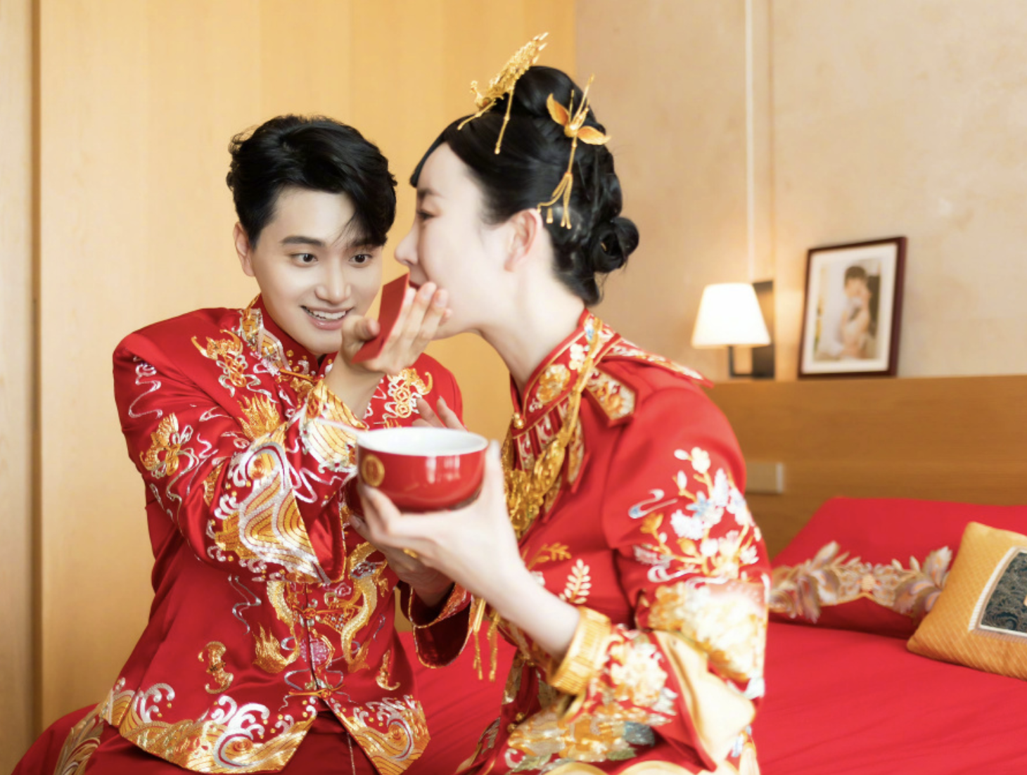 |张檬金恩圣晒婚礼现场照，向双方父母敬茶，婆婆远在韩国比心祝福