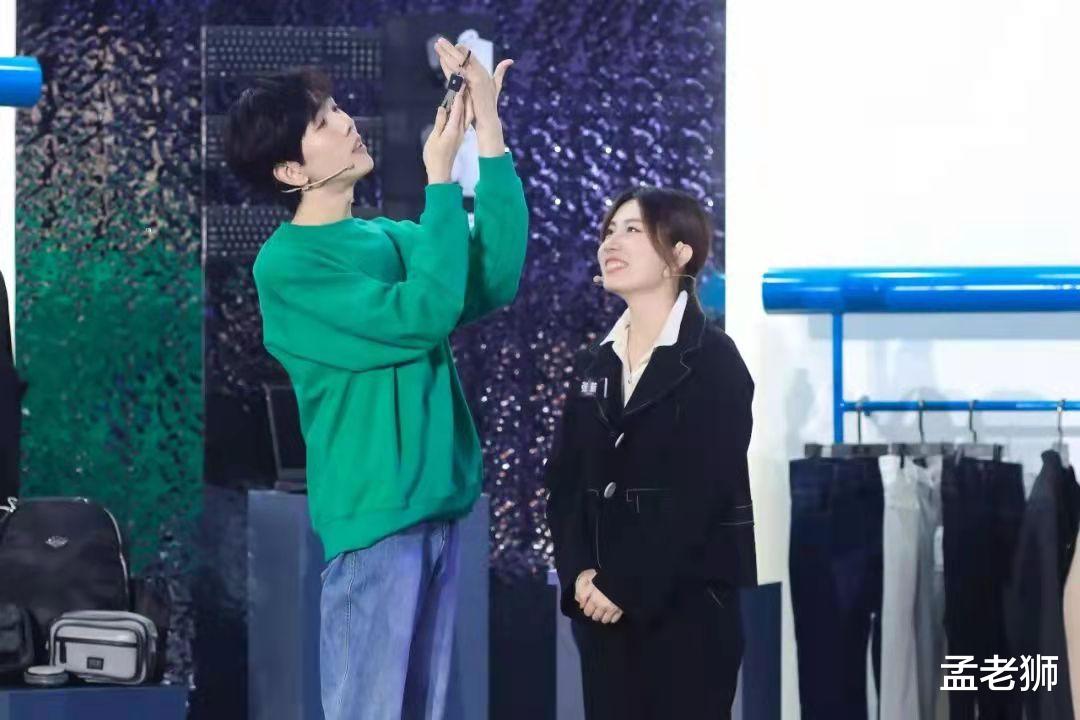 耳机|做商业SaaS的微盟“向前一步”:帮助零售行业批量制造“超级导购”