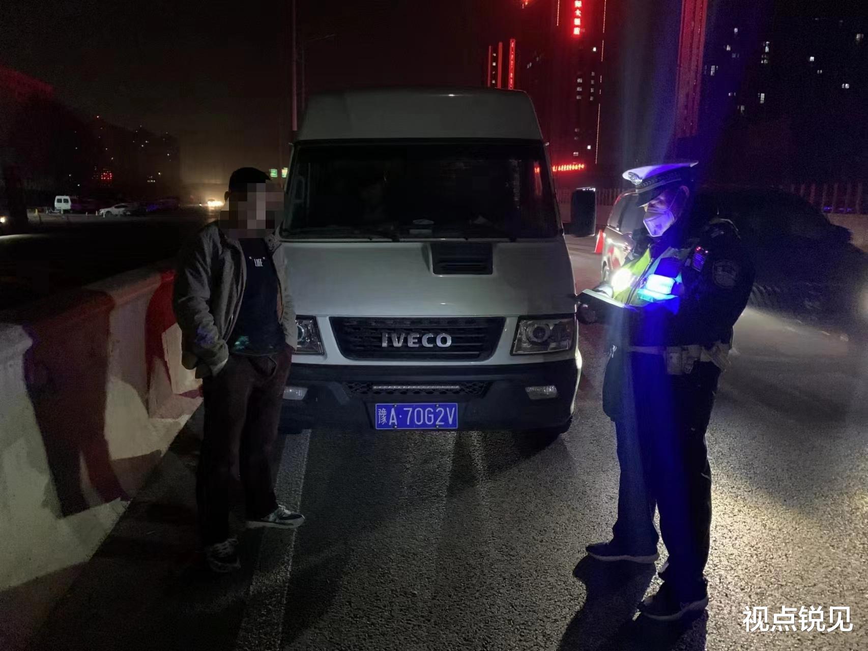 郑州交警二支队加大春运查处力度,一辆拉运烟花爆竹的厢货被查获