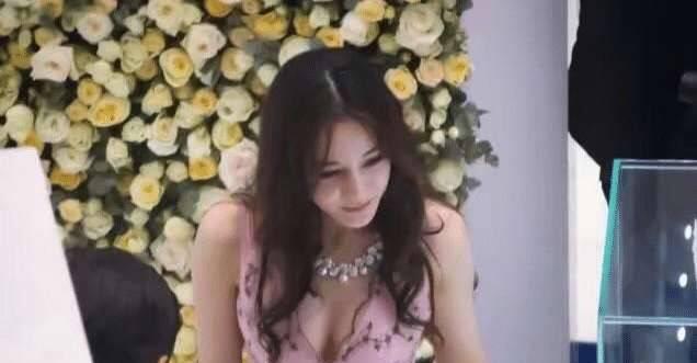 迪丽热巴|为什么迪丽热巴学生期间没人追?当看到图片后,网友们:换你,你敢追?