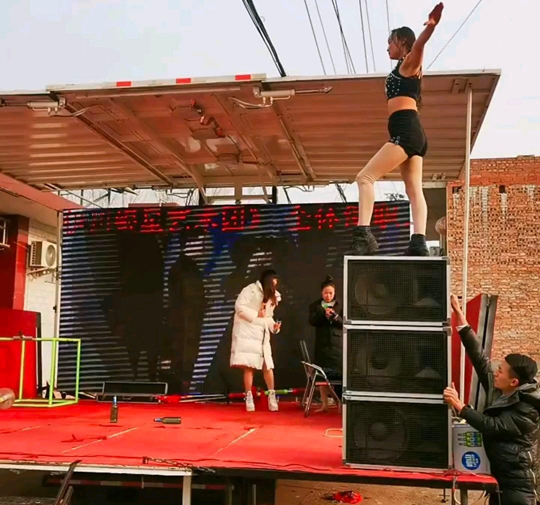 河南:妙龄女子表演高空劈叉,双腿抻开重重砸向地面,走路都瘸了