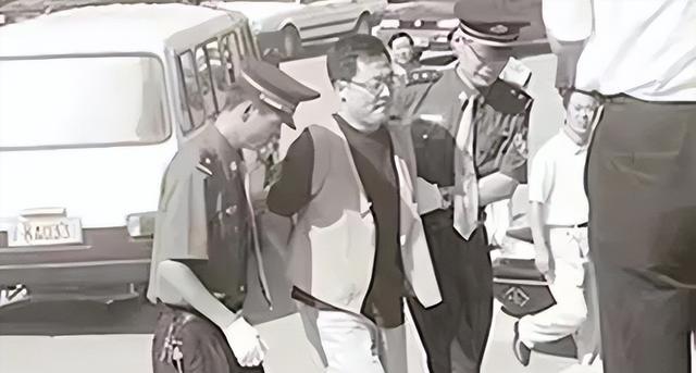 中国首个被判死刑的亿万富翁,临死前还挣扎:我花500亿饶我一命