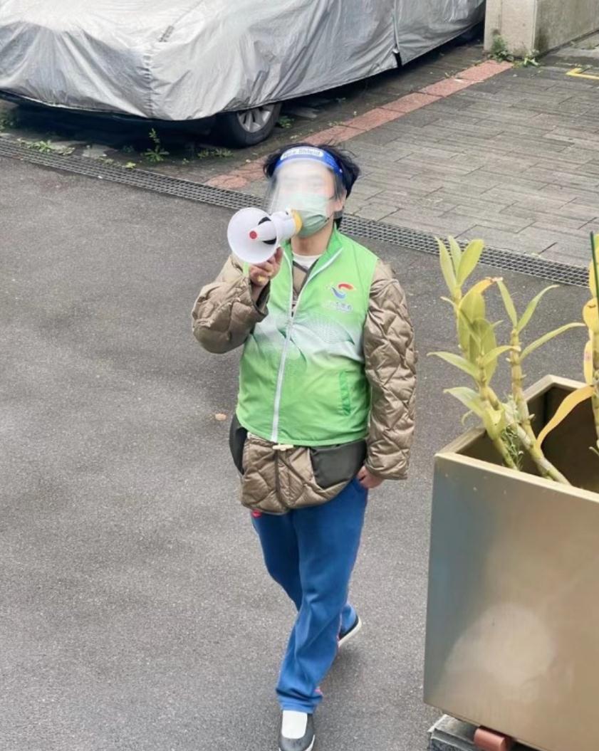 陈龙|陈龙主动当防疫志愿者,7点起床拿喇叭到处喊,章龄之自豪晒照片