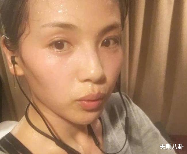 刘涛|41岁刘涛当众表演倒立，因为衣服不对劲，不小心......