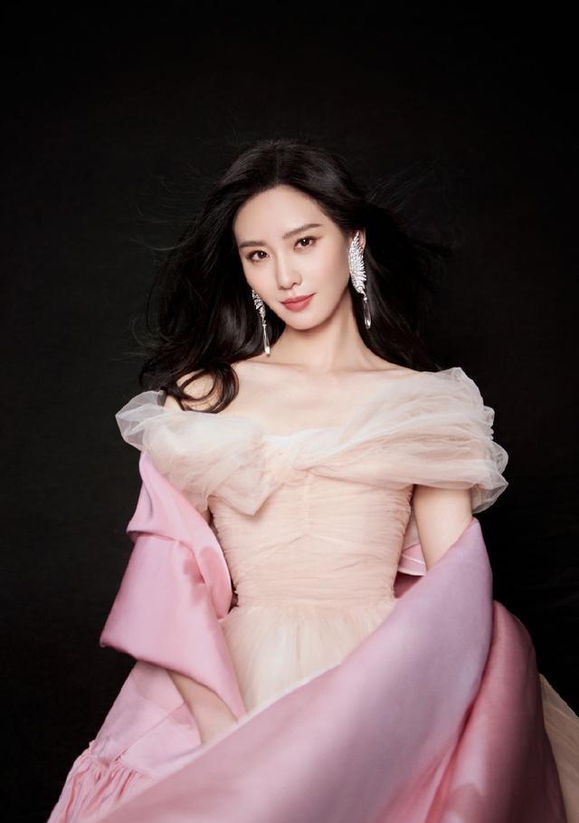 刘诗诗|刘诗诗穿粉色一字肩长裙大秀香肩！雪肌玉貌美若天仙