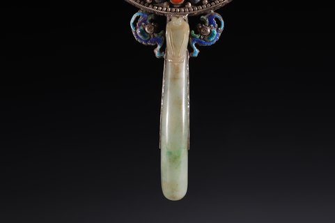 翡翠|?回流 银制镶和田玉带翡翠龙勾 手把镜