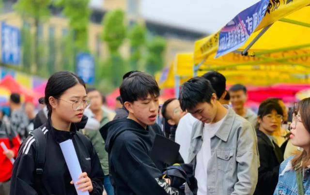 |“四年大学花了15万”,农村家长含泪哭诉,想到学生现状就很心酸