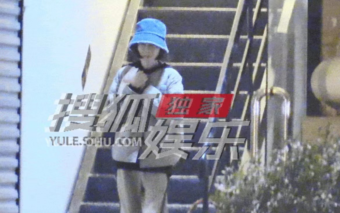 鲁豫 52岁鲁豫独自外出做美甲，身形圆润眼神高冷，打扮靓丽宛如少女