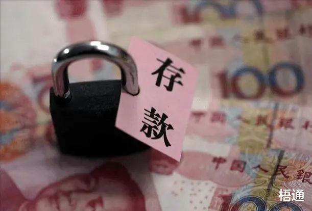 银行卡密码告诉自己儿子也属于违规吗?银行卡内的钱被盗找谁赔?